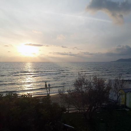 Hotel E Residence Il Faro Аччароли Экстерьер фото