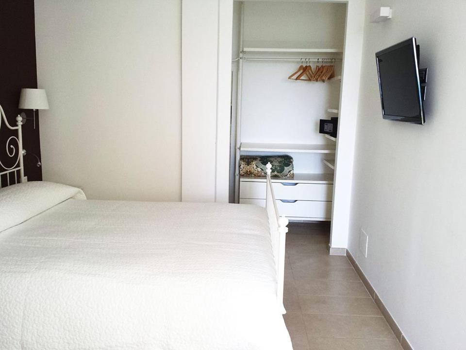 Hotel E Residence Il Faro Аччароли Экстерьер фото