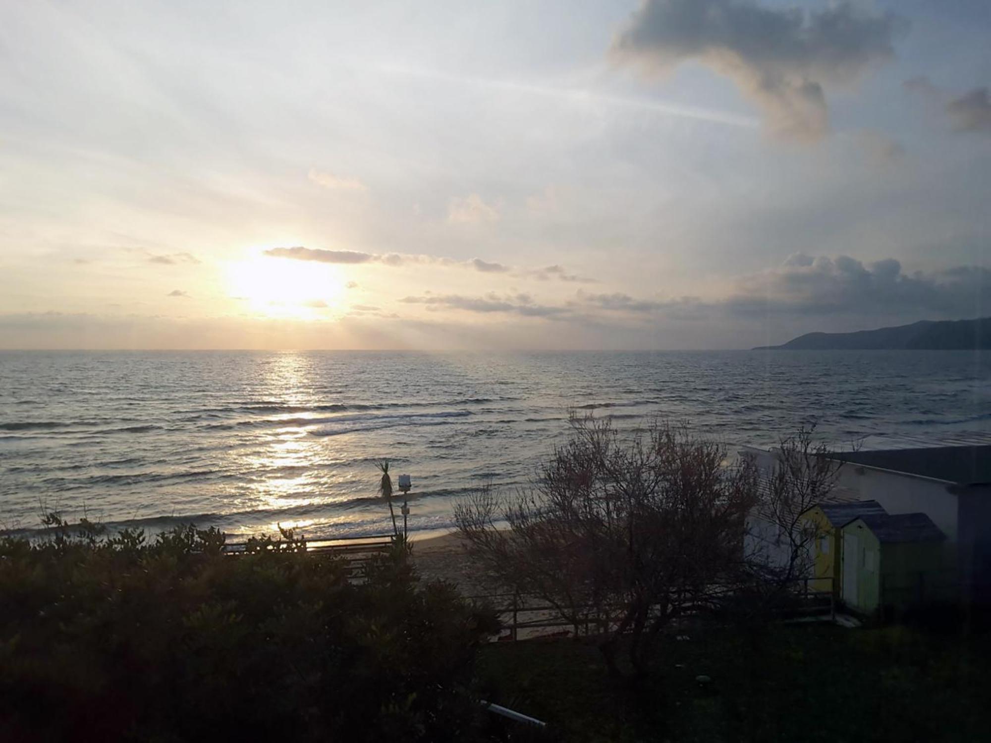 Hotel E Residence Il Faro Аччароли Экстерьер фото