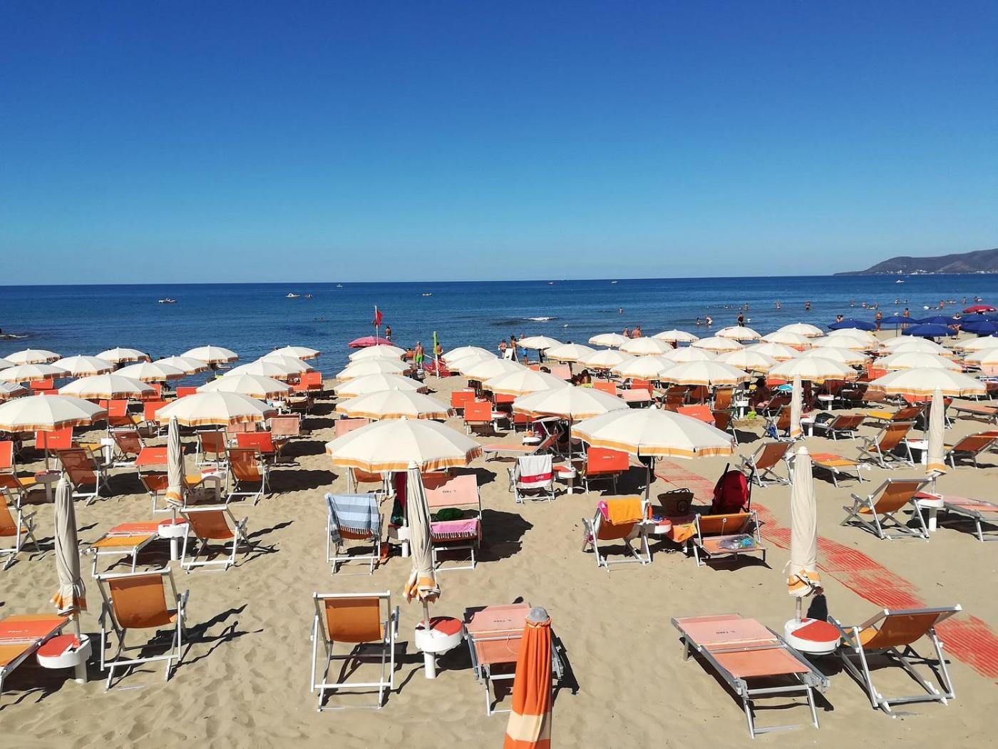 Hotel E Residence Il Faro Аччароли Экстерьер фото