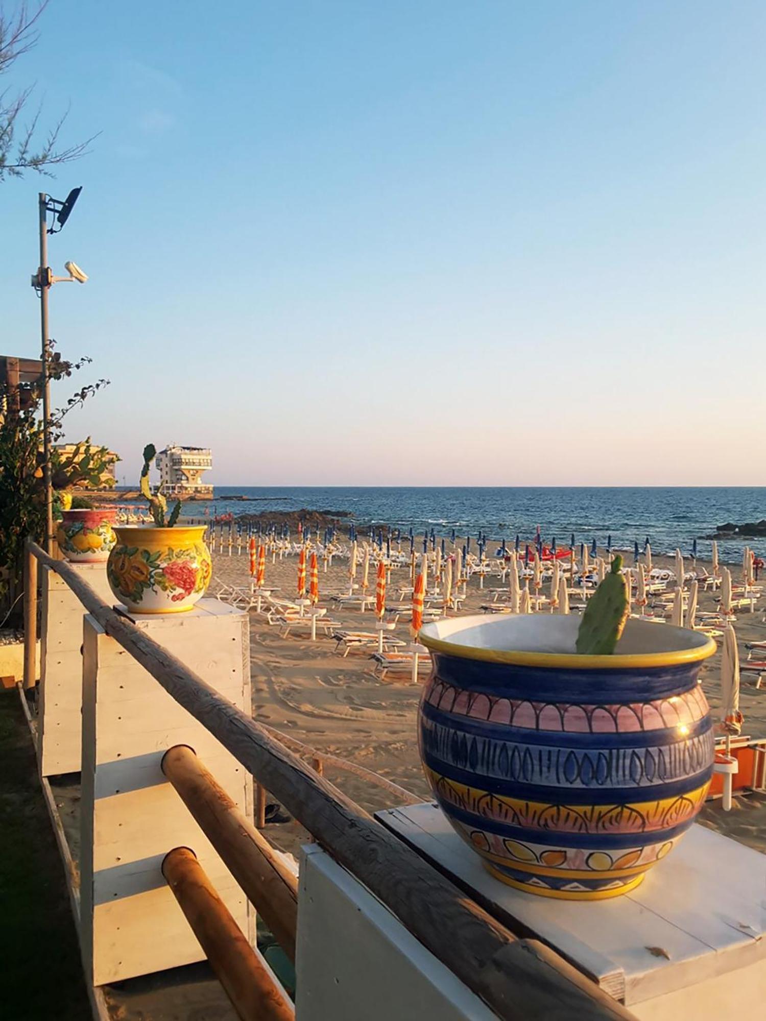 Hotel E Residence Il Faro Аччароли Экстерьер фото